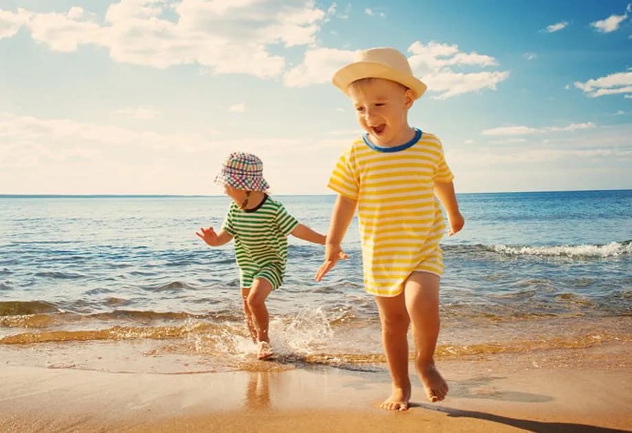 Jak ubrać dziecko na plażę i skutecznie chronić przed słońcem: 8 zasad