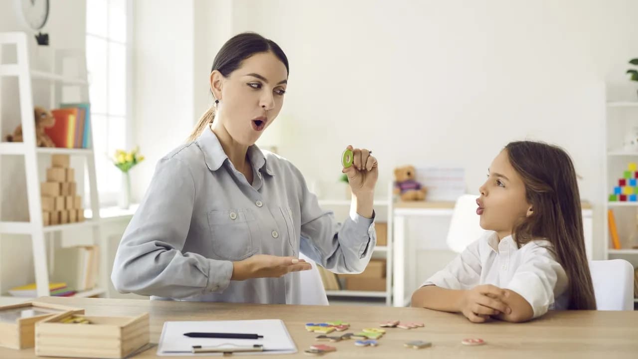 Ile zarabia logopeda w przedszkolu? Sprawdź, co wpływa na wynagrodzenie