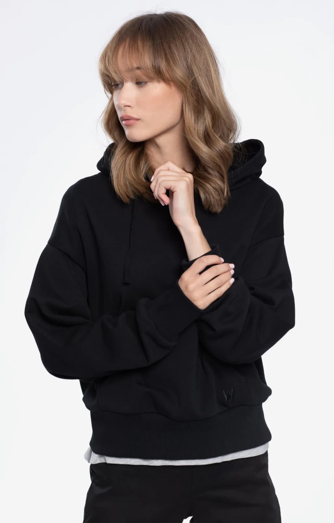 Czarna bluza damska: stylizacje, które zachwycą każdego