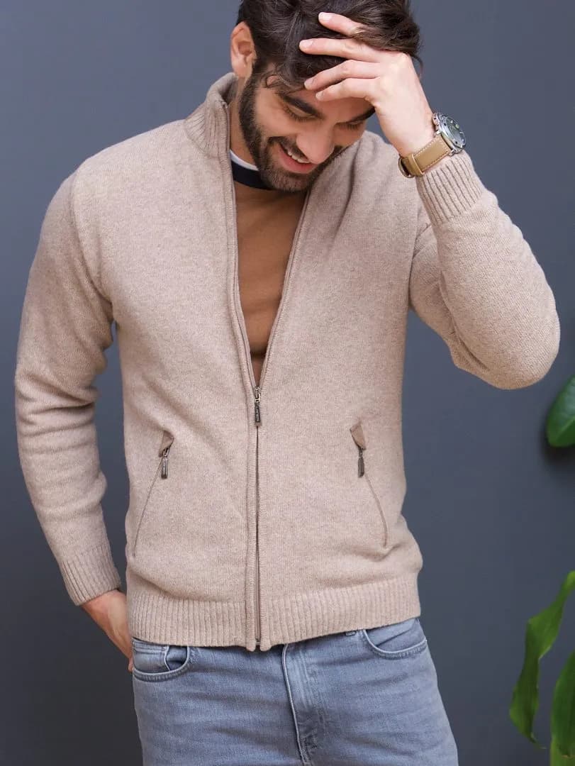 Kardigan męski: 7 stylizacji na każdą okazję - poradnik