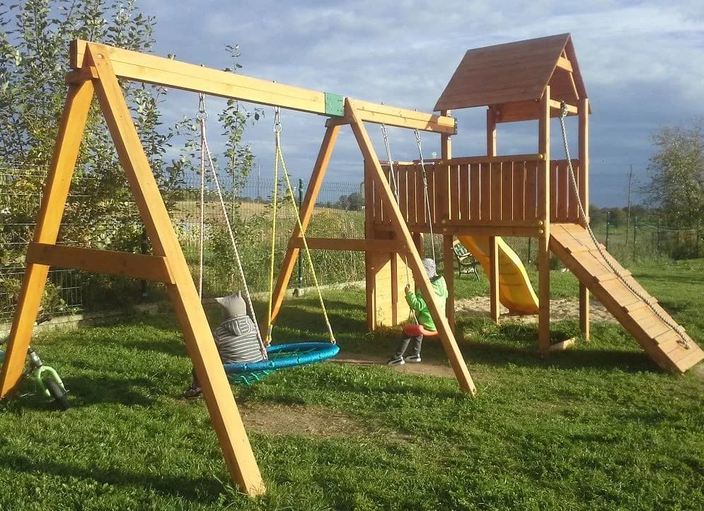 Czym pomalować drewniany plac zabaw, aby był bezpieczny i trwały?
