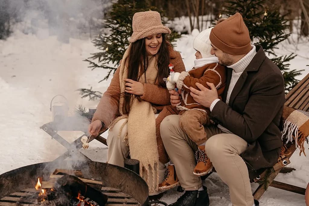 Jak ubrać się na ognisko? Wygodne i stylowe propozycje na każdą pogodę