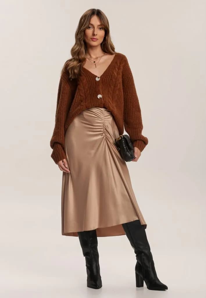 Satynowa spódnica: stylowe zestawienia, które zachwycą każdego