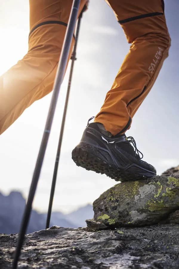 Czy buty trekkingowe powinny być większe? Jak uniknąć bólu i otarć na szlaku