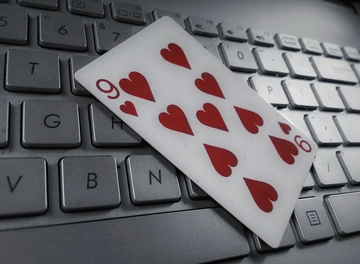 Jak wybrać najlepszą odmianę gry karcianej na platformie rozrywkowej online?