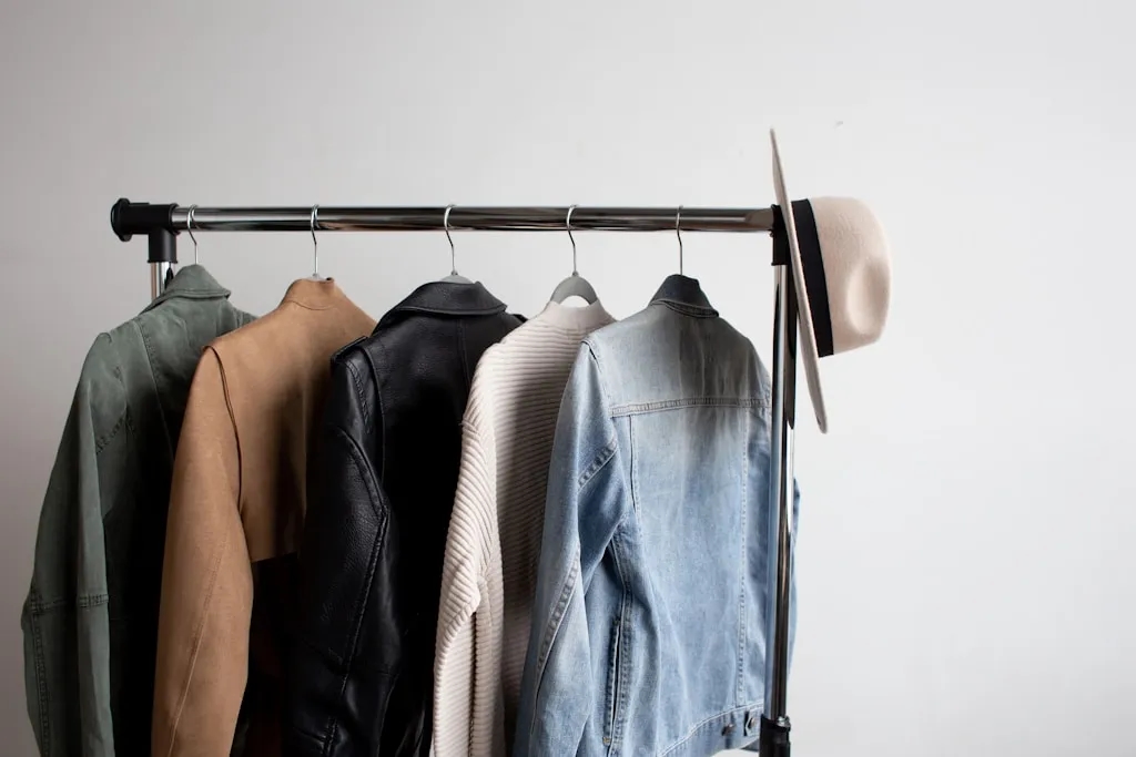 Modne bluzy damskie – komfort, styl i wszechstronność na każdą okazję