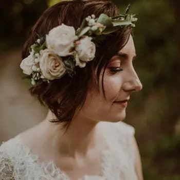Do jakiej sukni pasuje wianek? Idealne dopasowanie do Twojej stylizacji ślubnej