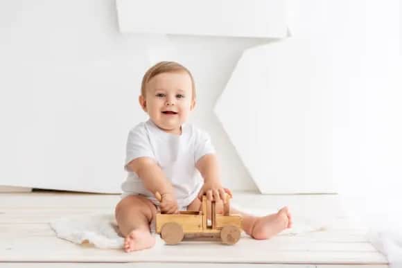 Czy dziecko najpierw siedzi czy raczkuje? Odkryj ważne etapy rozwoju