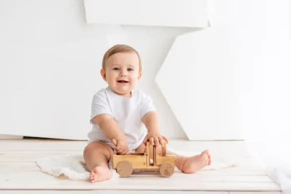 Czy dziecko najpierw siedzi czy raczkuje? Odkryj ważne etapy rozwoju