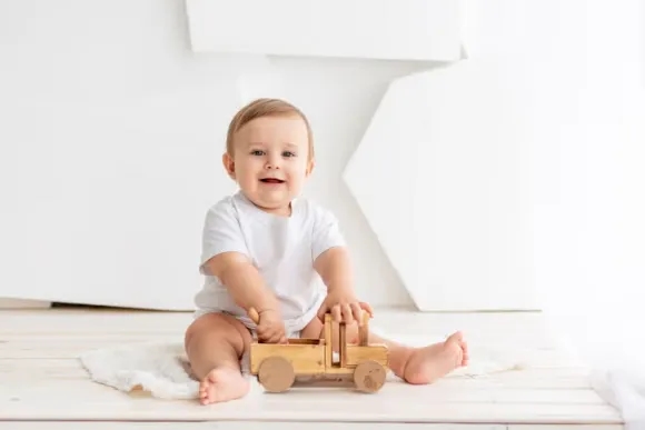 Czy dziecko najpierw siedzi czy raczkuje? Odkryj ważne etapy rozwoju