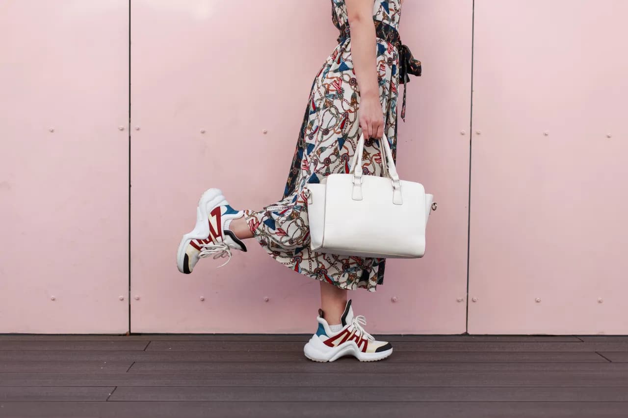 Buty, które wyglądają jak brudne – modny trend czy stylowy błąd? Porady i inspiracje