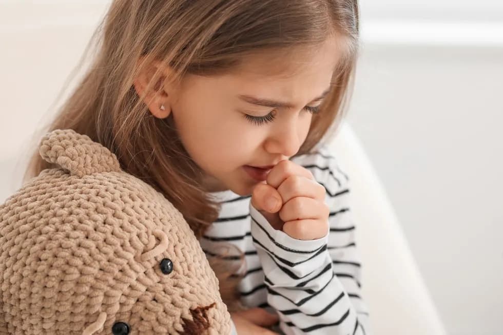 Skuteczne sposoby na kaszel dla rocznego dziecka: Domowe i apteczne metody