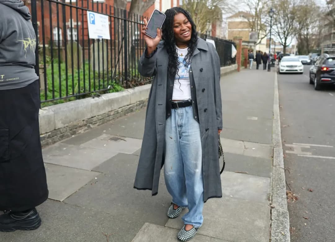 Jakie buty zimowe do mom jeans wybrać, by stylowo przetrwać zimę?