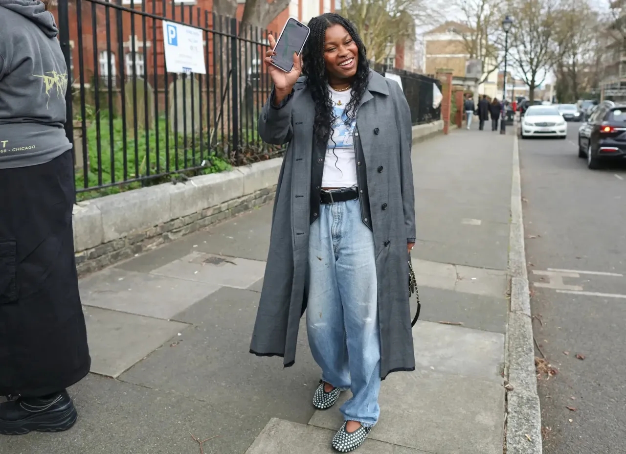 Jakie buty zimowe do mom jeans wybrać, by stylowo przetrwać zimę?