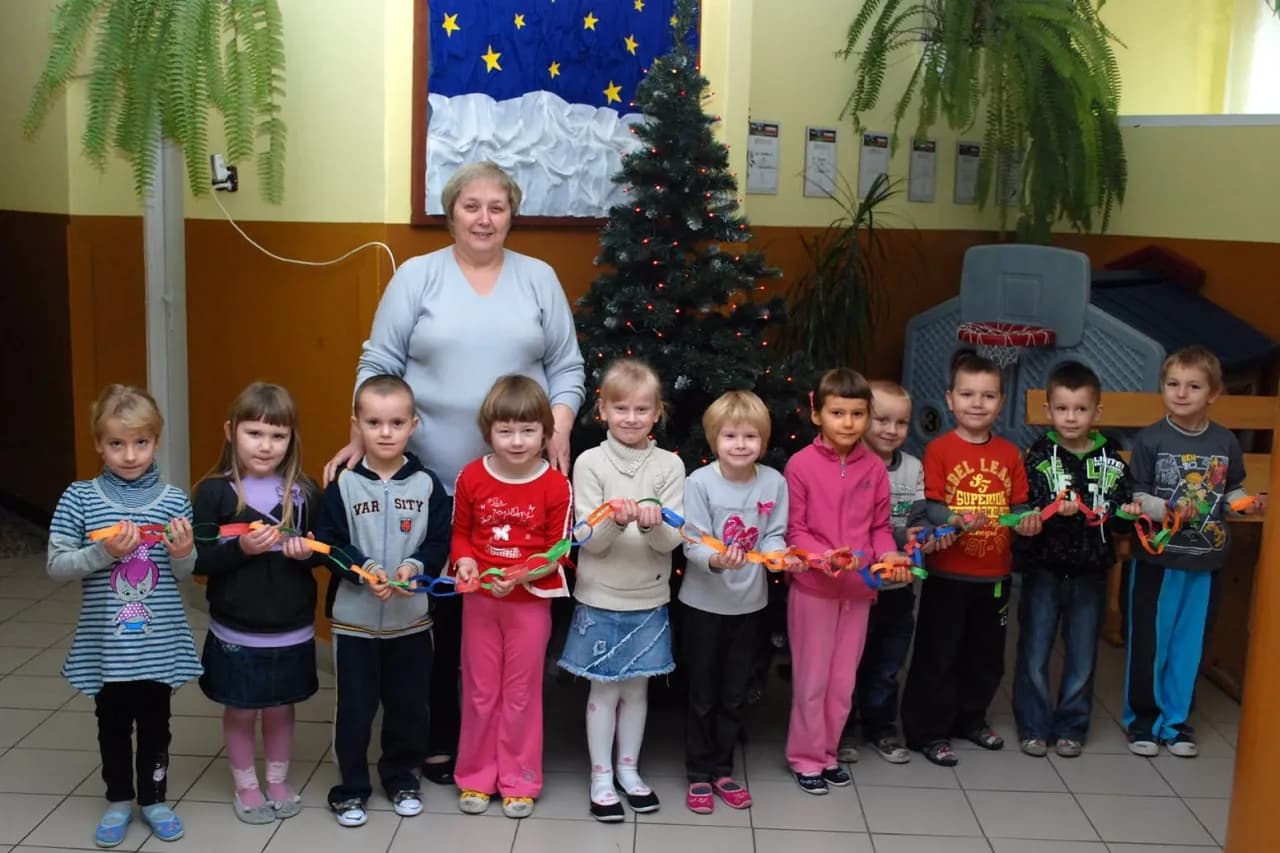 Jak elegancko ubrać dziecko na choinkę szkolną: praktyczne wskazówki