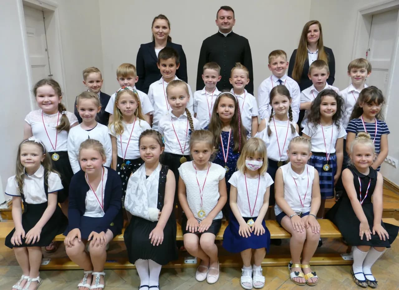 Jak ubrać dziecko na zakończenie przedszkola: 5 sprawdzonych stylizacji