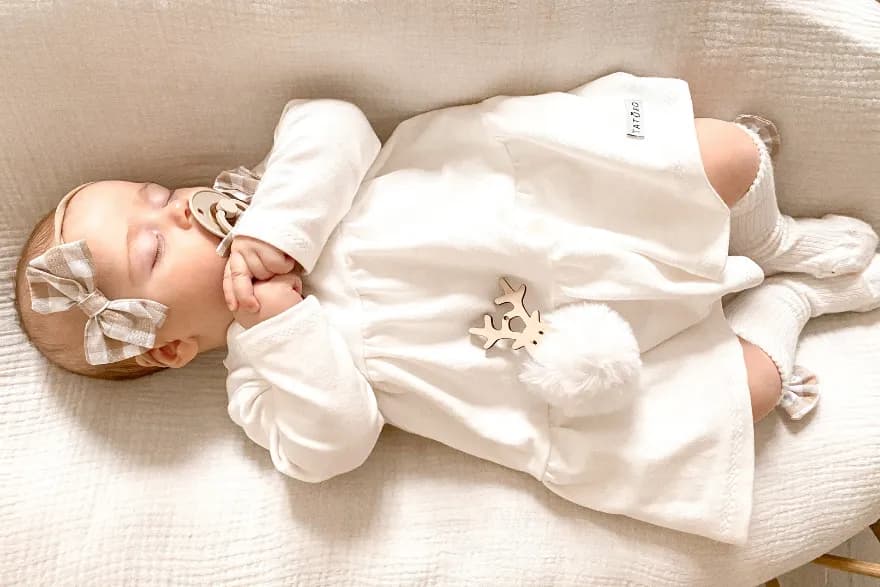 Jak ubrać dziecko do chrztu: praktyczne porady i wskazówki dla rodziców