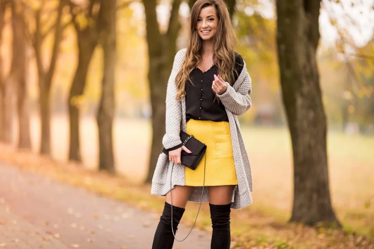 Musztardowa spódnica: 5 stylowych zestawień, które zachwycą każdą kobietę